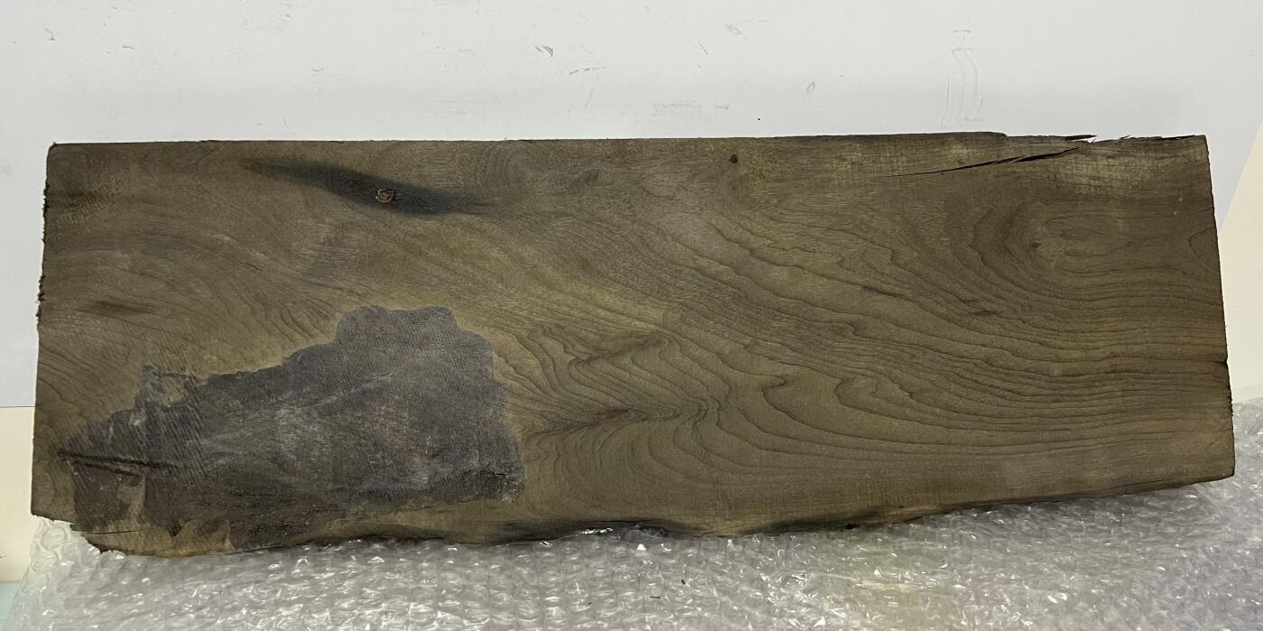 零元拍：NO.38 乌木金丝楠 绿阴沉山峰纹 做牌子，干泡台，无需打磨就已经金光闪闪。满金丝药香，尺寸约：66.5/19/3.4CM。