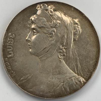 掌中浮雕-藏着的欧洲第053场 - 1901年王后露易丝镀银铜章， 60.5mm，R. Mayer雕刻，背面是王后看着两个王子玩耍。非常温馨！