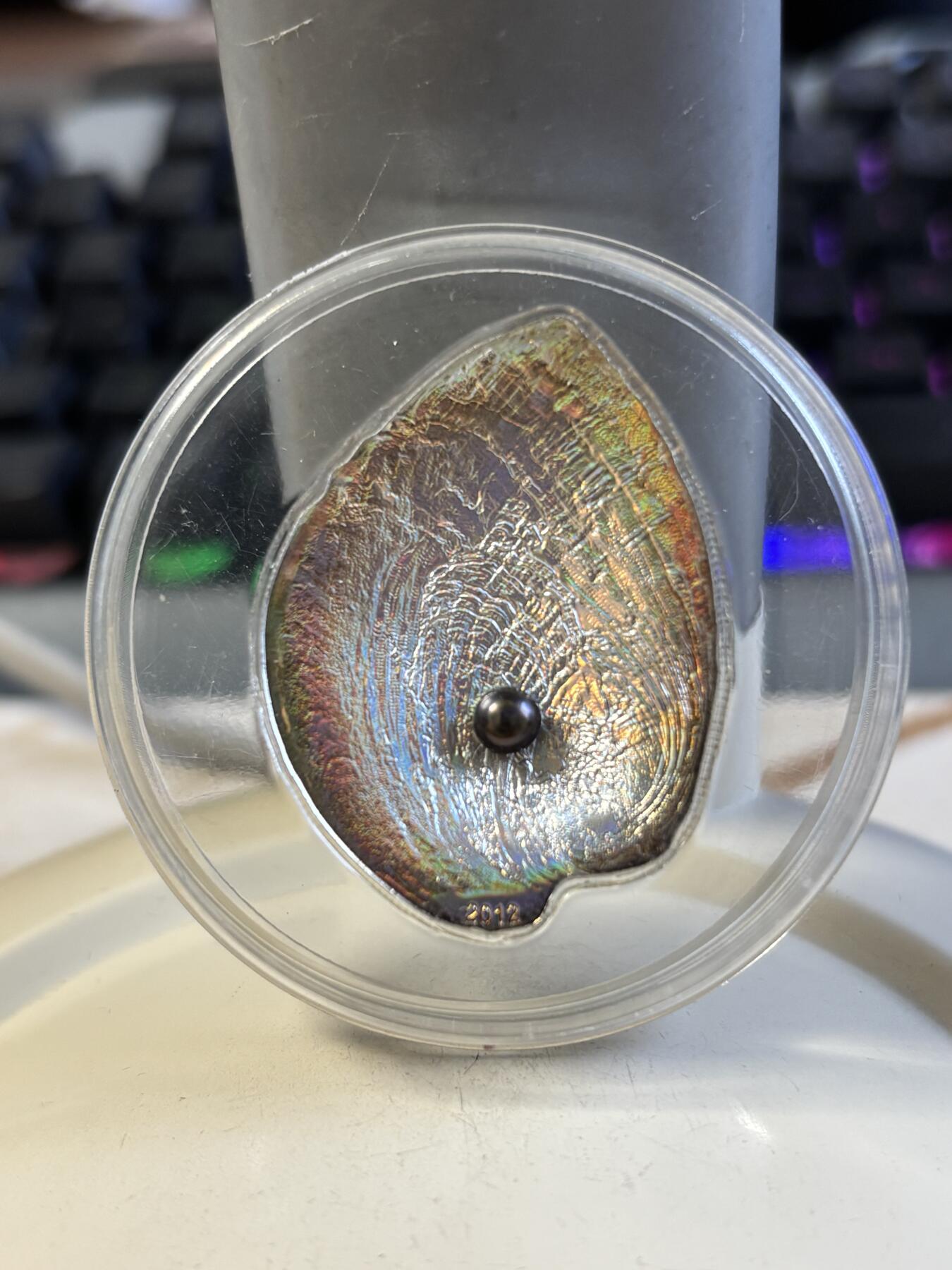 第192期拍卖 帕劳2012年彩鲍含珠精制鲍鱼贝壳幻彩镶珍珠银币，999银，25克，发行2000枚