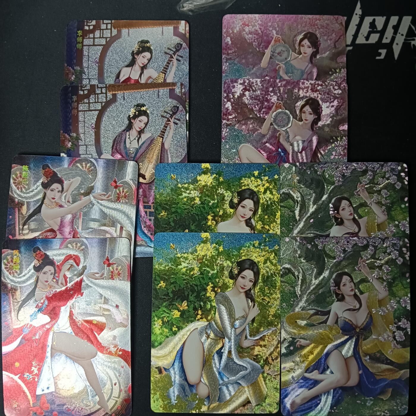 花开卡拍第61期（3月7号周六截拍，品控勿拍!!!拍品不寄存，运费5元（新疆需补运费差价或顺丰到付），自制卡难免瑕疵，可能存在轻微撞角爆边等出厂瑕疵，品控介意勿拍！） 焱卡 灰与十大名j上部 5人物双服饰，10张粗闪