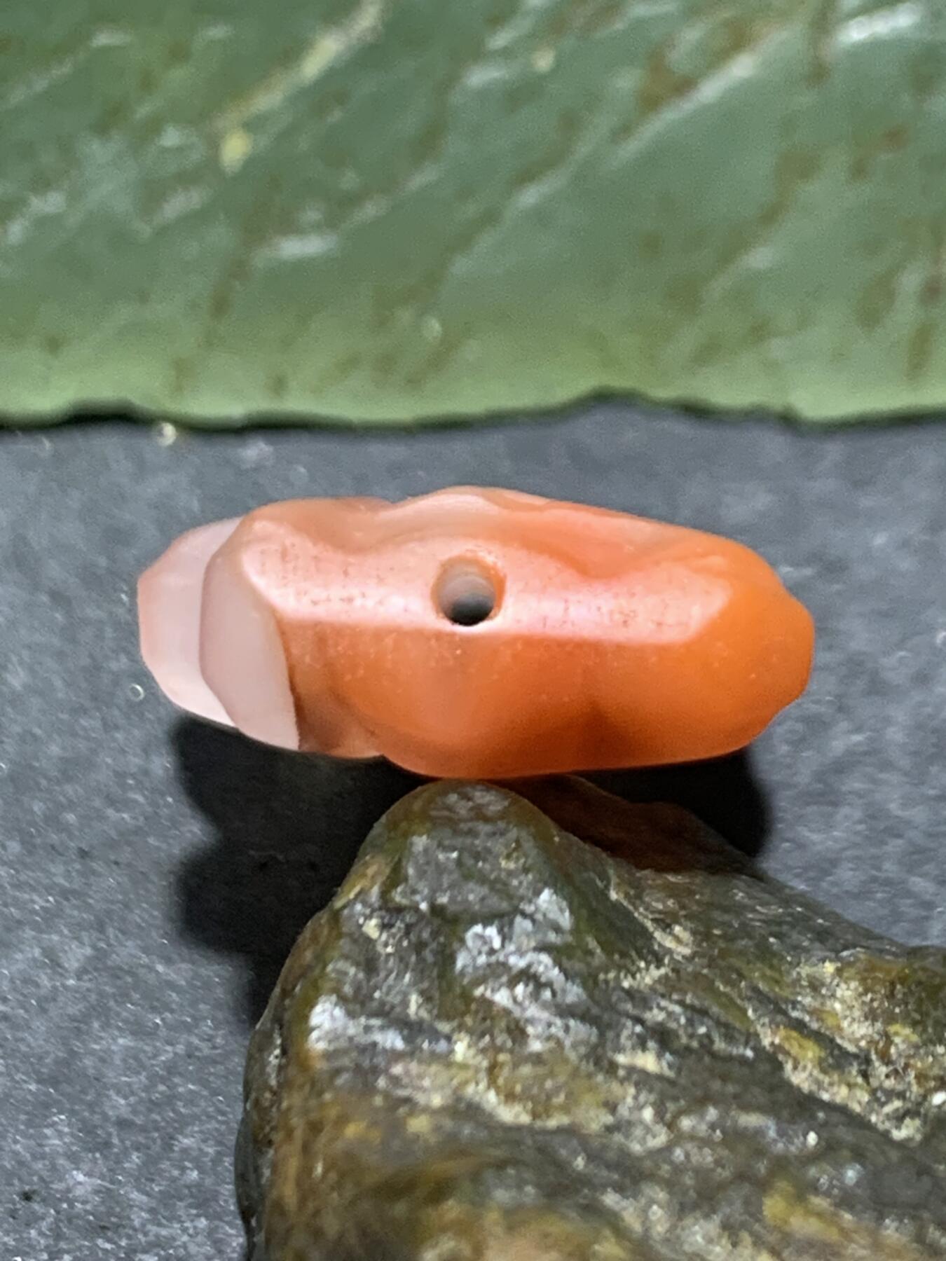 精美川料荔枝冻飘红南红玛瑙雕刻福字福字板珠（背云)一个，