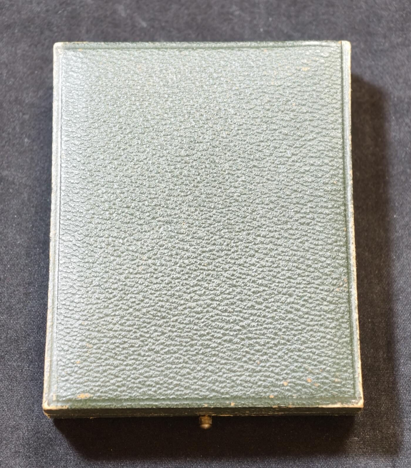 甄臻铺-世界币章拍卖（第53期），甄品场拍品征集中，送拍享返佣金等优惠多多 1949年法国邮政百年纪念银章，单面高浮雕，尺寸60.8毫米 x 43.8毫米，重93.2克，带原装盒子。正面是1849-1949百年纪念，两侧人物浮雕，背面无字，丰饶角1ARGENT边铭