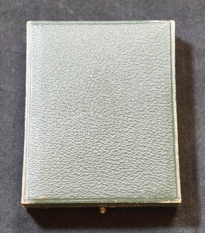 甄臻铺-世界币章拍卖（第53期），甄品场拍品征集中，送拍享返佣金等优惠多多 - 1949年法国邮政百年纪念银章，单面高浮雕，尺寸60.8毫米 x 43.8毫米，重93.2克，带原装盒子。正面是1849-1949百年纪念，两侧人物浮雕，背面无字，丰饶角1ARGENT边铭