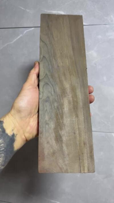 零元拍：NO.14乌木金丝楠 ，无需打磨就已经金光闪闪。满金丝药香，尺寸约：29.4/8.5/.3厚CM。