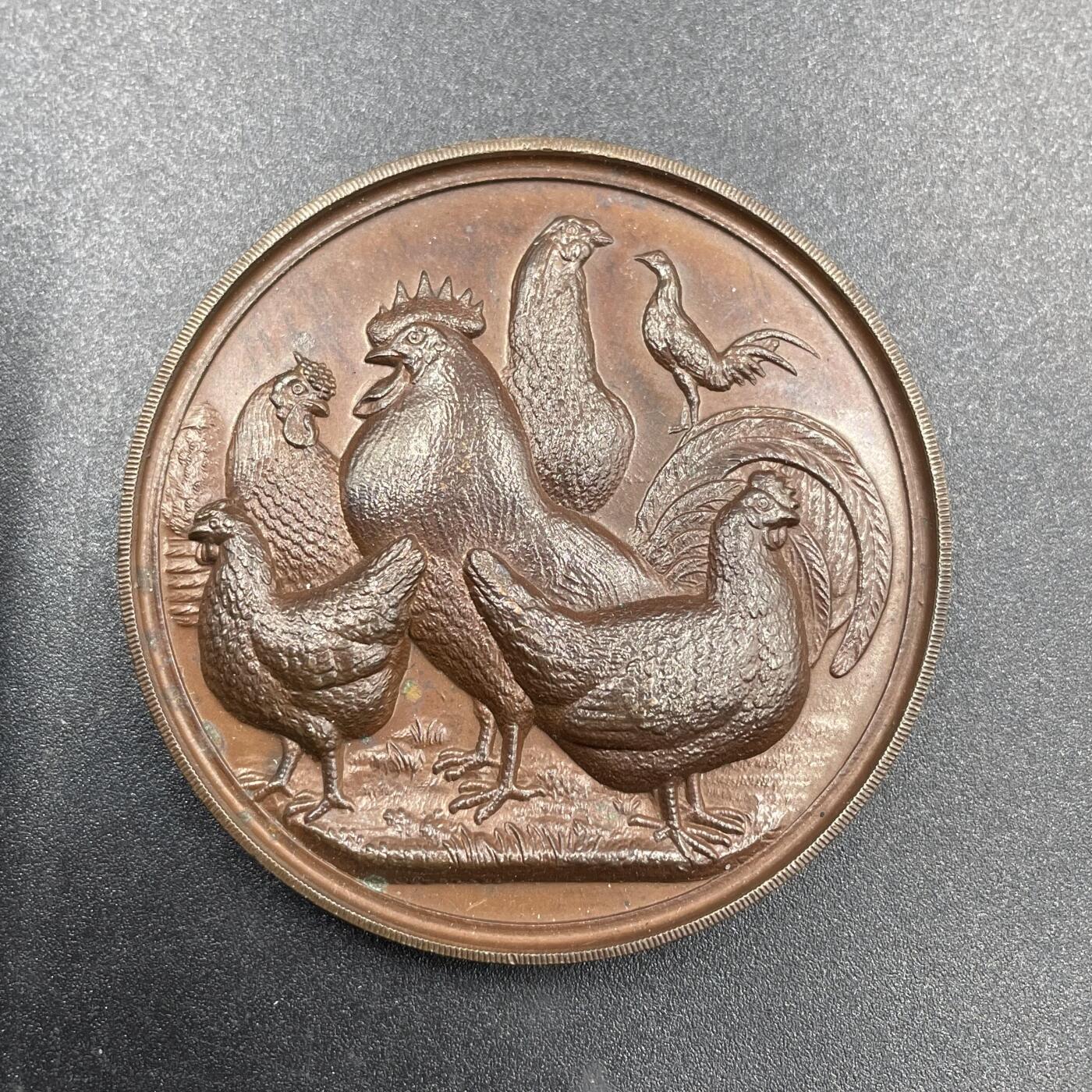 「木头集藏」章牌专场-第69场 英国国际家禽大奖赛铜奖章，直径：50 mm，51 g，少见铜章，刻画细致。