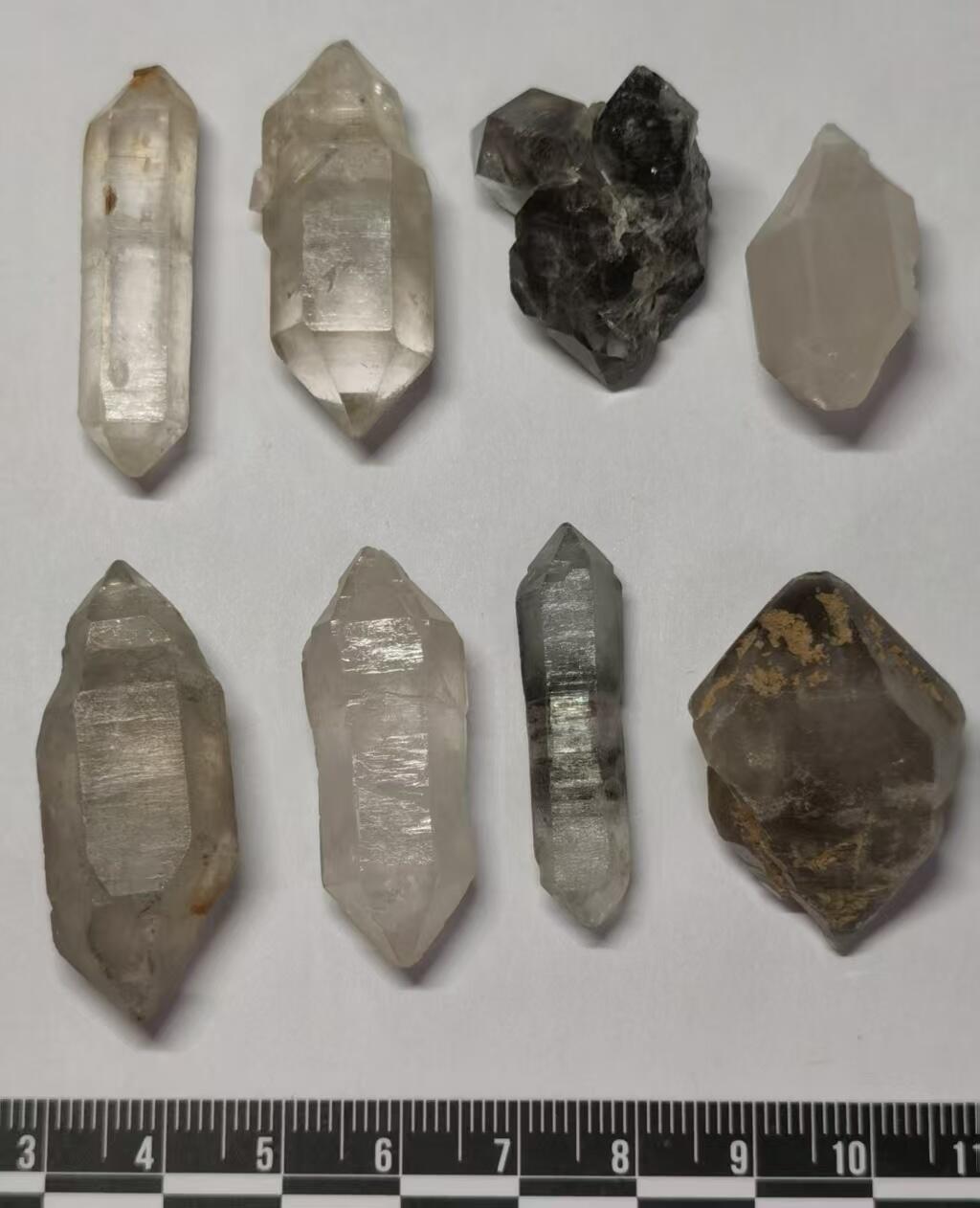 七河·世界世界币章杂件小拍（总第40期） 藏家出品 X763（7）云贵闪灵水晶原石一组 8 件，共约 60 多克  本件拍品由合作藏家邮寄