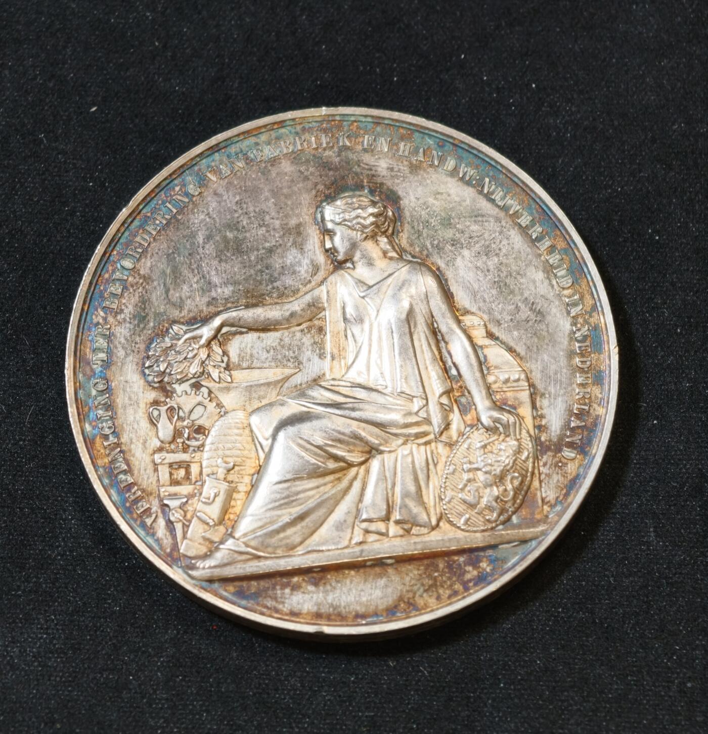 甄臻铺-世界币章拍卖（第53期），甄品场拍品征集中，送拍享返佣金等优惠多多 1869年荷兰阿姆斯特丹国际博览会银质纪念章，重54克，直径52.5毫米，五彩原包浆。正面是农业女神浮雕，背面环绕花环，刻有“AMSTERDAM 1869”字样，少见品种。