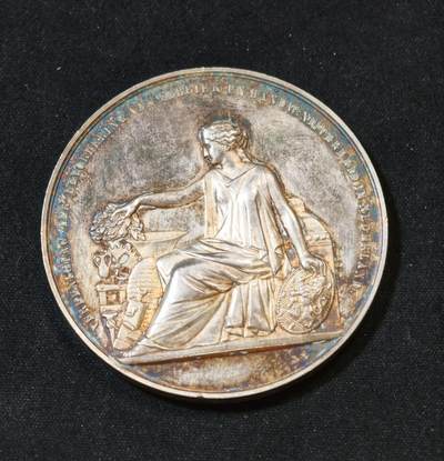 甄臻铺-世界币章拍卖（第53期），甄品场拍品征集中，送拍享返佣金等优惠多多 - 1869年荷兰阿姆斯特丹国际博览会银质纪念章，重54克，直径52.5毫米，五彩原包浆。正面是农业女神浮雕，背面环绕花环，刻有“AMSTERDAM 1869”字样，少见品种。