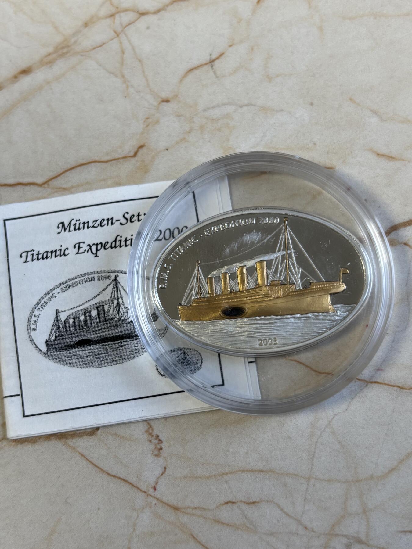 第192期拍卖 利比里亚2005年泰坦尼克号游轮镶嵌纪念银币带证书特殊镀金版，925银，25克。