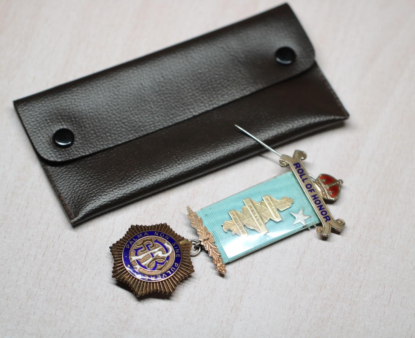 大猫徽章拍卖 第289期 英国皇家野牛会奖章.PALMA NON SINE PULVERE”（意为“荣耀源于磨砺”925银镀金材质局部珐琅，带原始皮袋，53.6g