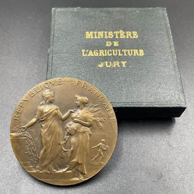 「木头集藏」章牌专场-第69场 - A.Dubois～法国农业部颁发全国农业大赛评审员原盒铜章，直径：51 mm，边铭：丰饶角 BRONZE，品相不错，原盒正常使用。