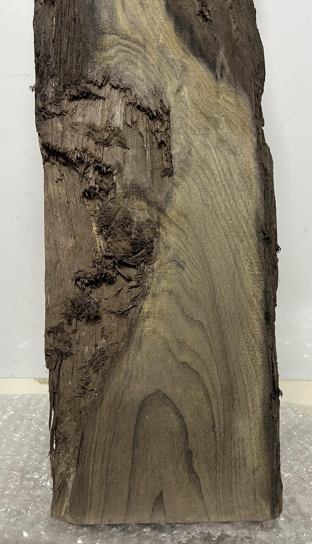 零元拍：NO.38 乌木金丝楠 绿阴沉山峰纹 做牌子，干泡台，无需打磨就已经金光闪闪。满金丝药香，尺寸约：66.5/19/3.4CM。