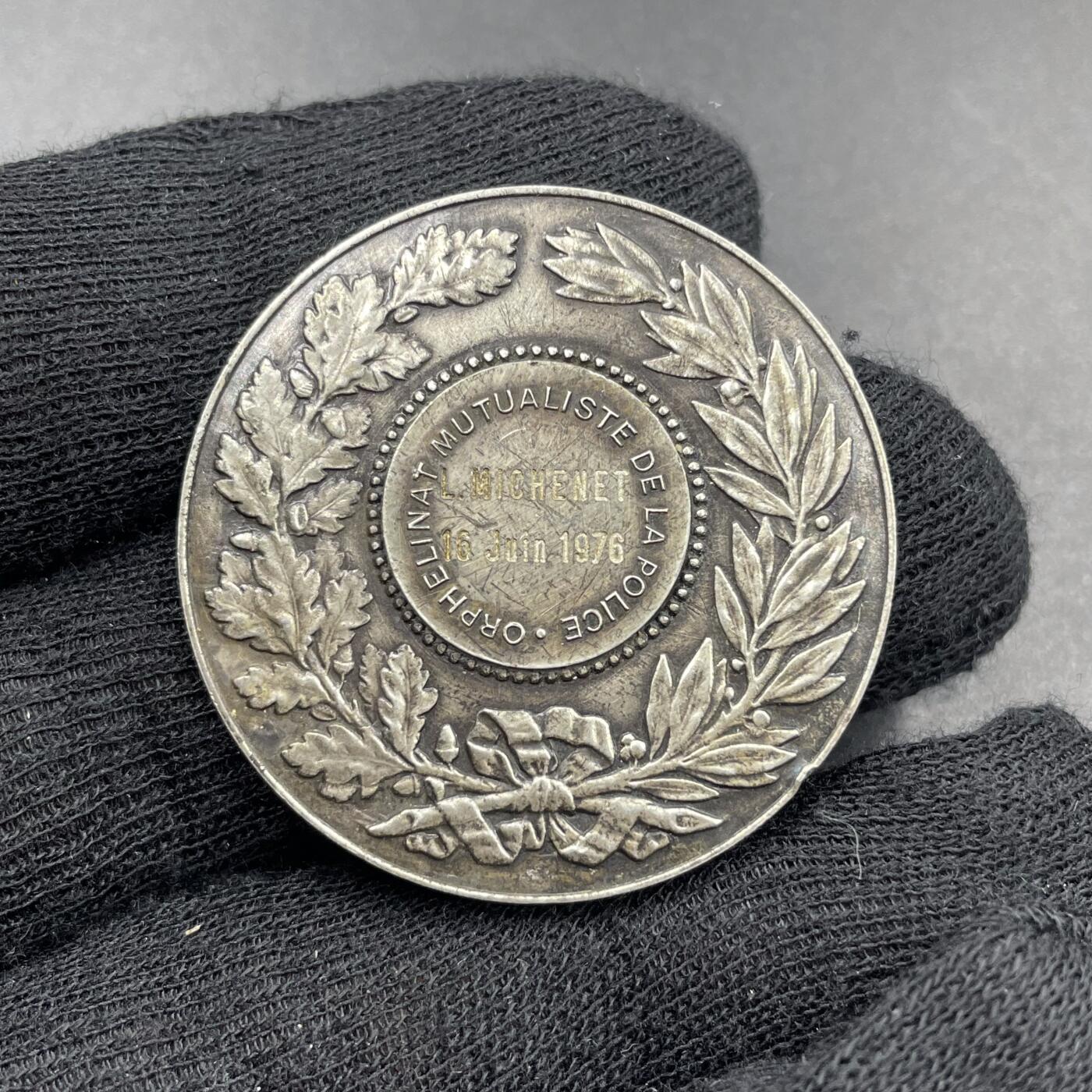 「木头集藏」章牌专场-第69场 CH. Pillet～法国警察互助孤儿院银章，直径：36.5 mm，23.8 g，边铭：菱形厂标 ARGENT 野猪头银标，法国警察系统内的互助机构，旨在为因公殉职或残疾警察的子女提供教育和生活支持，名家作品。