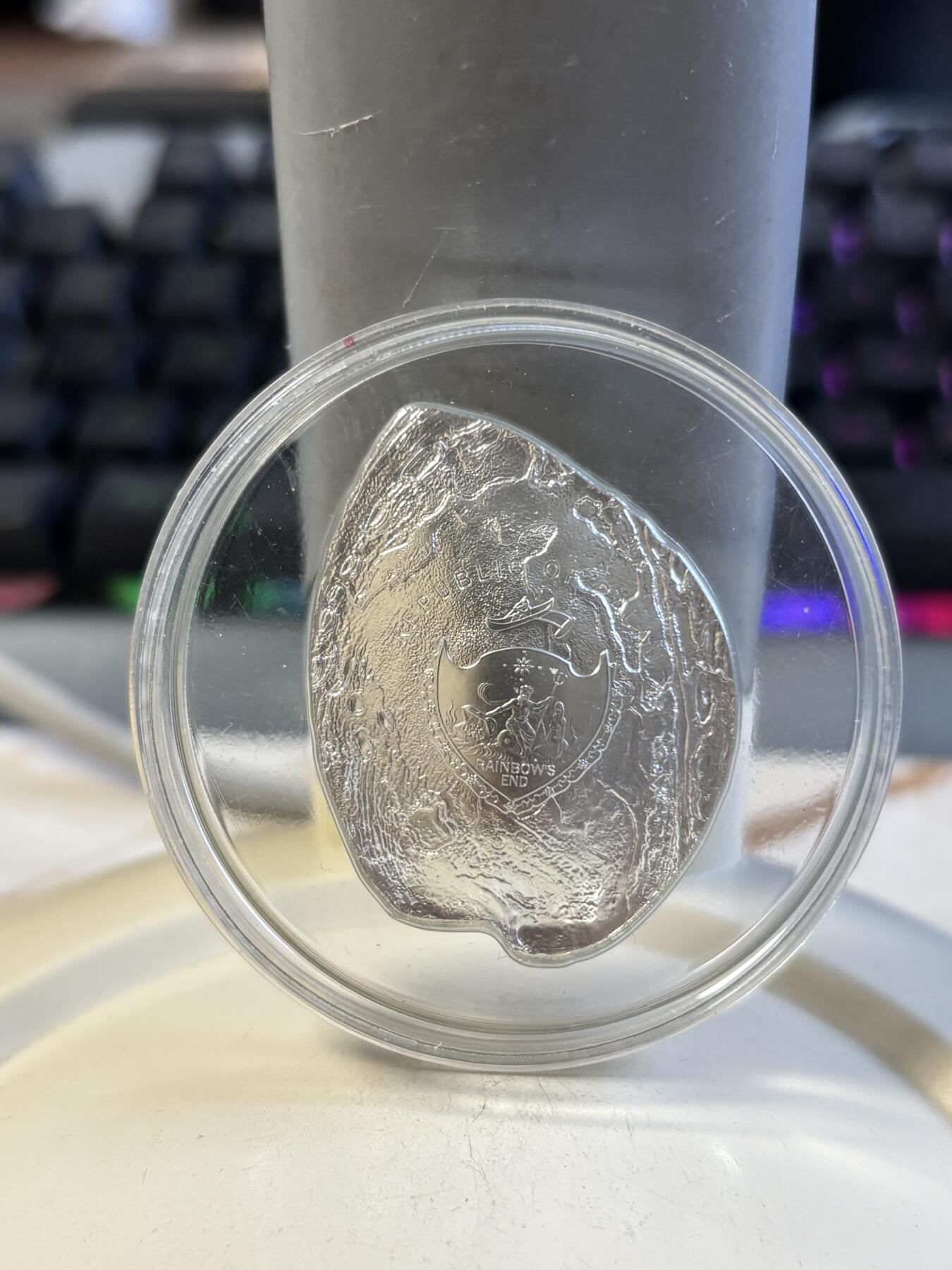 第192期拍卖 帕劳2012年彩鲍含珠精制鲍鱼贝壳幻彩镶珍珠银币，999银，25克，发行2000枚