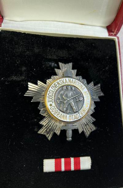大猫徽章拍卖 第289期  南斯拉夫 人民军勋章 军事功勋勋章一组 原证书 大证书是一级军事功勋的 同一人获得