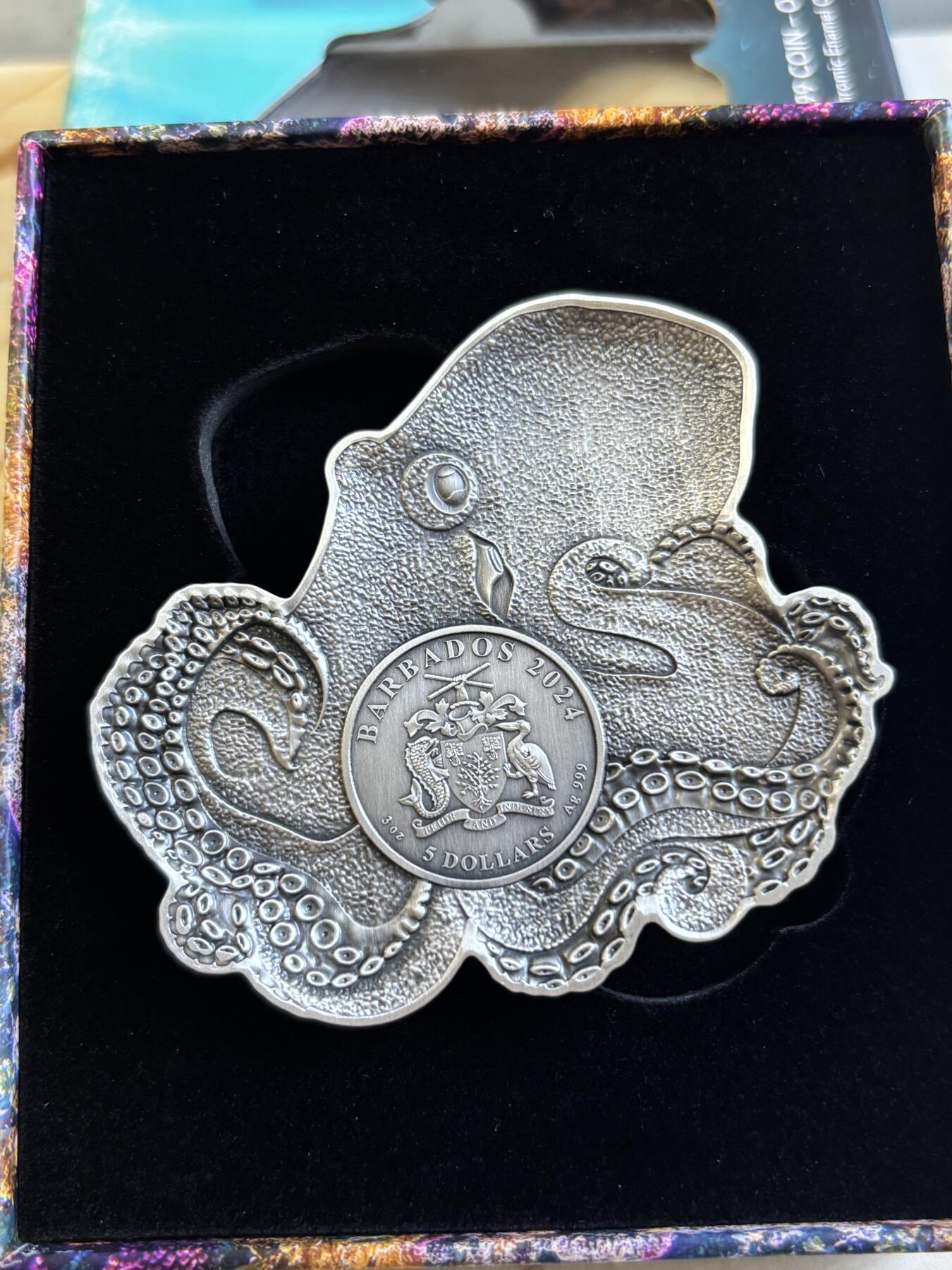 第192期拍卖 巴巴多斯2024年变色章鱼3盎司异形纪念银币，999银，发行1499枚