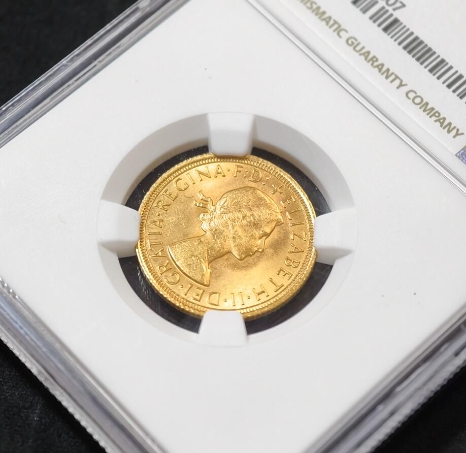 甄臻铺-世界币章拍卖（第53期），甄品场拍品征集中，送拍享返佣金等优惠多多 NGC-MS65 英国1965年1索维林金币 原光未流通 贵金属投资佳品