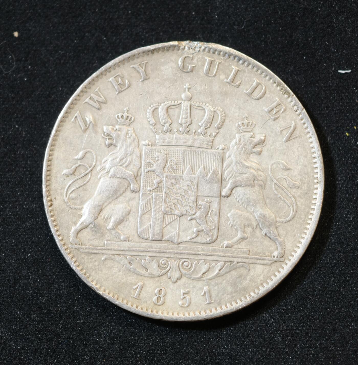 甄臻铺-世界币章拍卖（第53期），甄品场拍品征集中，送拍享返佣金等优惠多多 德国 巴伐利亚 1851年 马克西米利安二世 双狮 2盾 36mm  21.2个g 有做首饰和鼓包 凑品种不错 ，细节见图