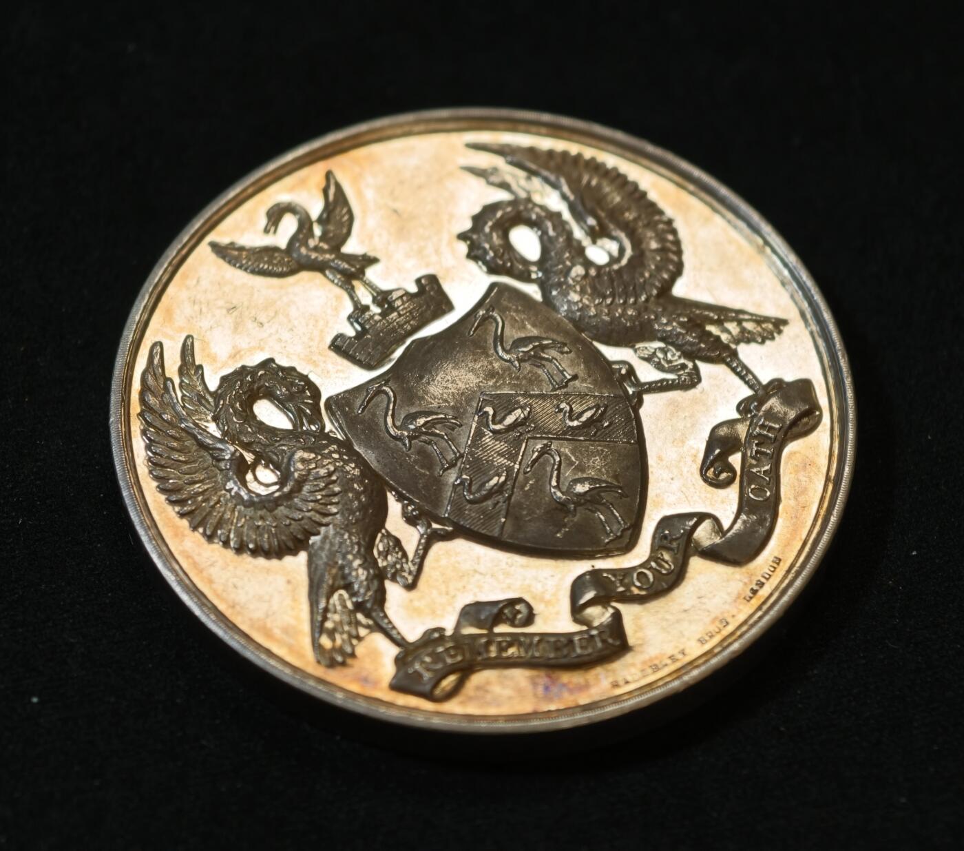 甄臻铺-世界币章拍卖（第53期），甄品场拍品征集中，送拍享返佣金等优惠多多 19世纪英国伦敦家禽商公会（Worshipful Company of Poulterers）银奖章，重46.345克，直径44.6毫米。正面是家禽图案和盾徽，背面“PRIZE GIVEN BY THE WORSHIPFUL COMPANY OF POULTERS LONDON”字样。