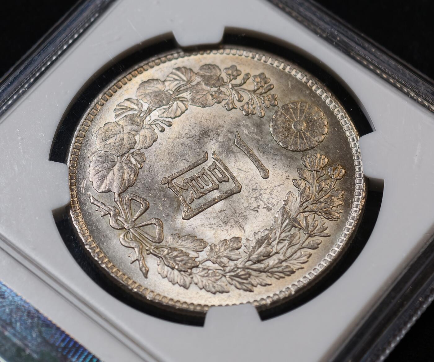 甄臻铺-世界币章拍卖（第53期），甄品场拍品征集中，送拍享返佣金等优惠多多 NGC-MS63 日本大正三年（1914年）一圆龙洋银币 绸缎光非常好看 原黄油彩包浆，难得好品！