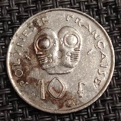 布加迪🐬～世界钱币(上海)🌾第 278 期 /  各国套币和散币 - 波利尼西亚 1967年 10法郎 土著面具图案 24mm～L8