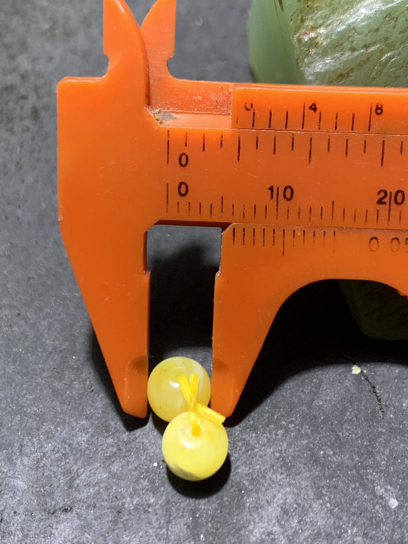 天然俄料原矿蜜蜡小尺寸老形桶珠腰珠两颗，