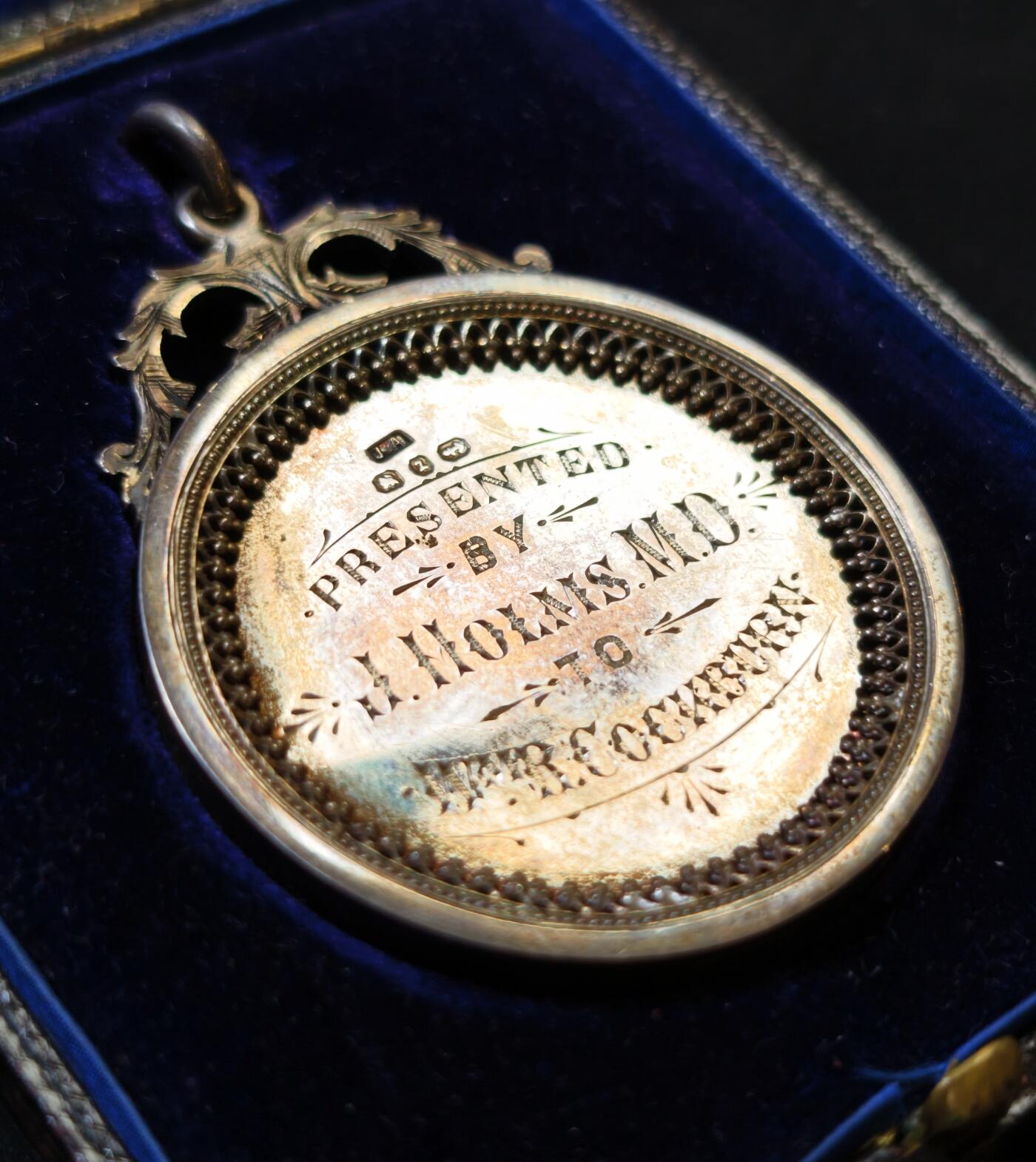 甄臻铺-世界币章拍卖（第53期），甄品场拍品征集中，送拍享返佣金等优惠多多 1901年英国威廉·巴伯·巴伯学院（Wm. B. Barbour Academy, Paisley）颁发的银质奖章，带原装皮盒，奖章圆圈部分直径47.3毫米，重31.7克，不算吊环总高61.1毫米，复杂银匠工艺的典范，底部有英国伦敦银匠标记“S&G”，年份清晰，保存完好