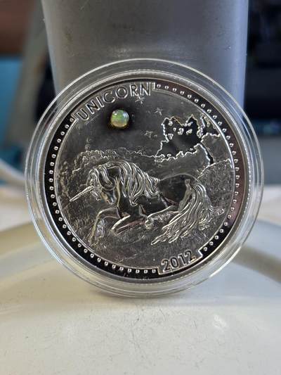 第192期拍卖 - 喀麦隆2012年吉祥物独角兽麒麟镶嵌蛋白宝石银币，999银，20克，发行888枚