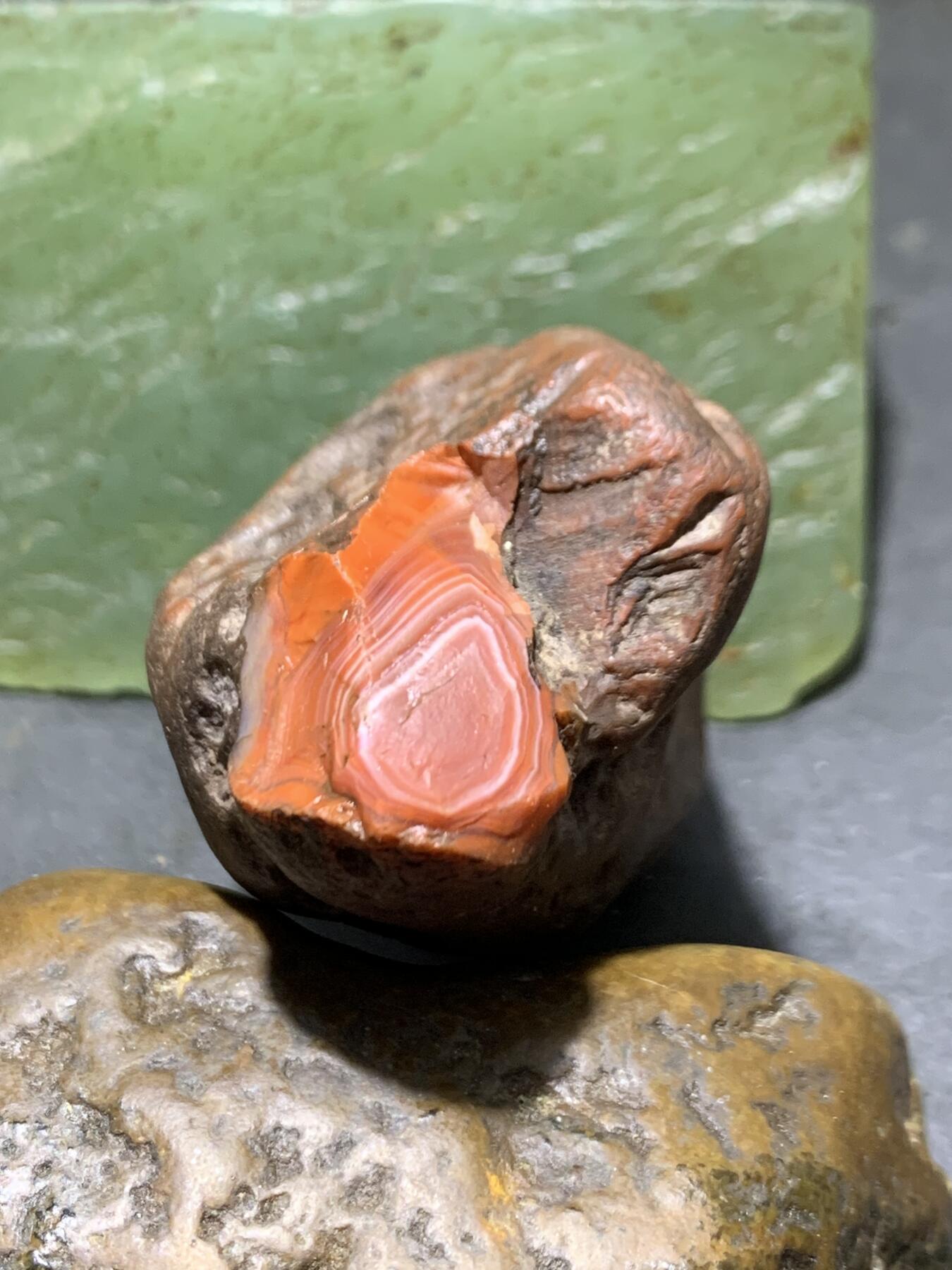 精美铁红皮开窗料南红玛瑙原石一颗，