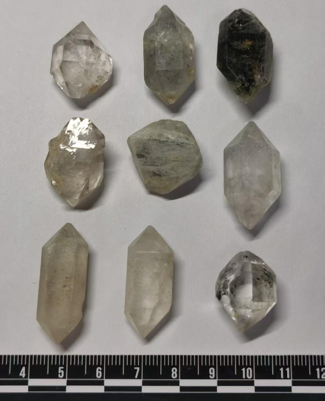 七河·世界世界币章杂件小拍（总第40期） 藏家出品X760（6）云贵闪灵水晶原石一组共9件，总重量约50多克 本件拍品由合作藏家邮寄