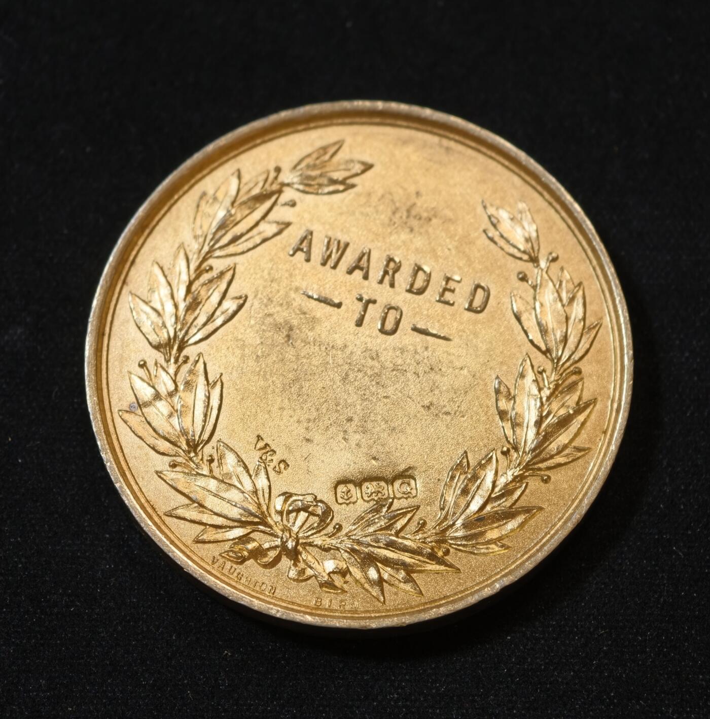 甄臻铺-世界币章拍卖（第53期），甄品场拍品征集中，送拍享返佣金等优惠多多 1931年伦敦园艺协会（London Gardens Guild）颁发的银质镀金纪念奖章，重30.391克，直径38.3毫米，原装蓝色绒面外盒。正面为协会建筑浮雕，背面花环装饰，无刻铭，带银标，大师沃顿斯作品。