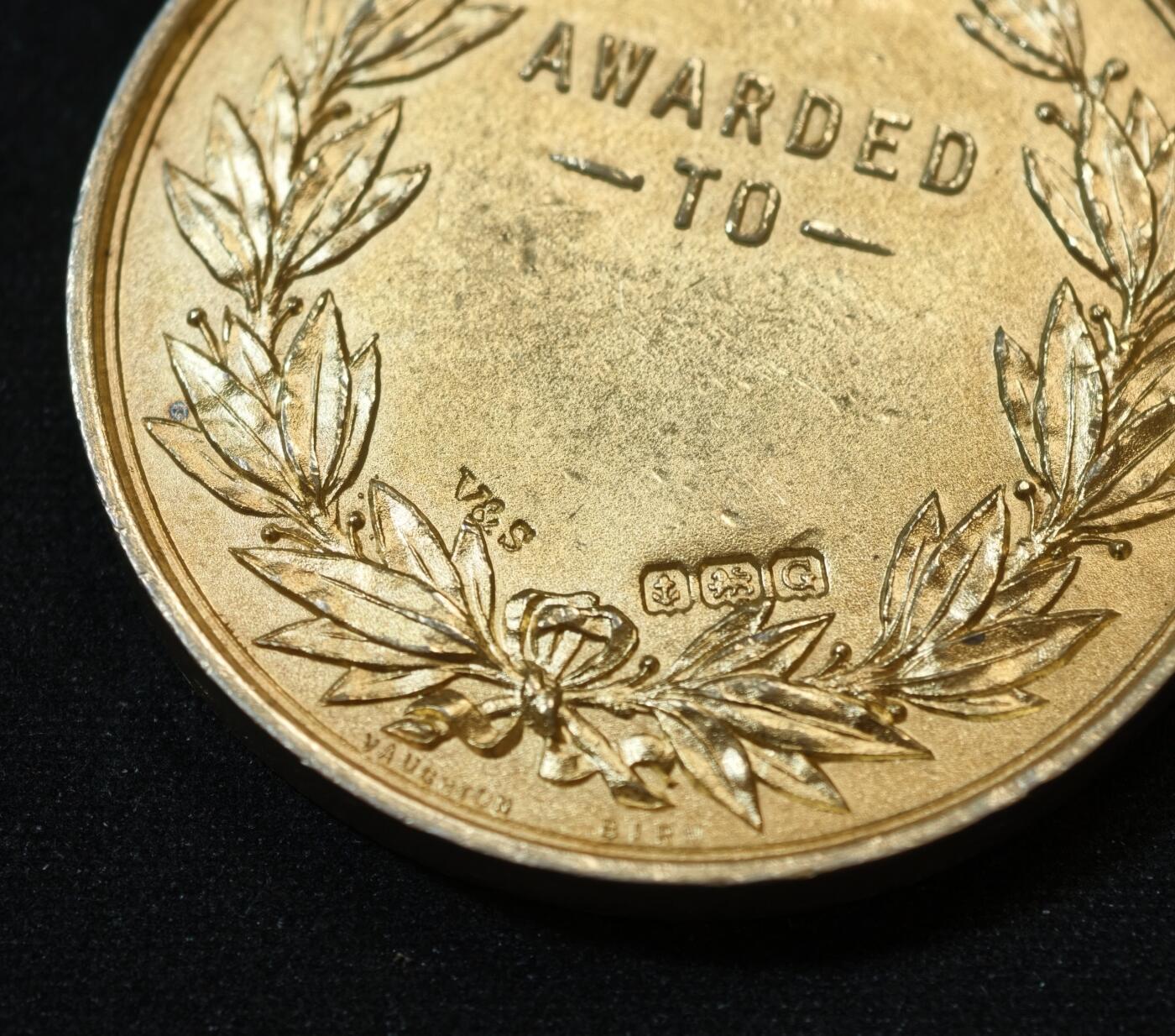 甄臻铺-世界币章拍卖（第53期），甄品场拍品征集中，送拍享返佣金等优惠多多 1931年伦敦园艺协会（London Gardens Guild）颁发的银质镀金纪念奖章，重30.391克，直径38.3毫米，原装蓝色绒面外盒。正面为协会建筑浮雕，背面花环装饰，无刻铭，带银标，大师沃顿斯作品。