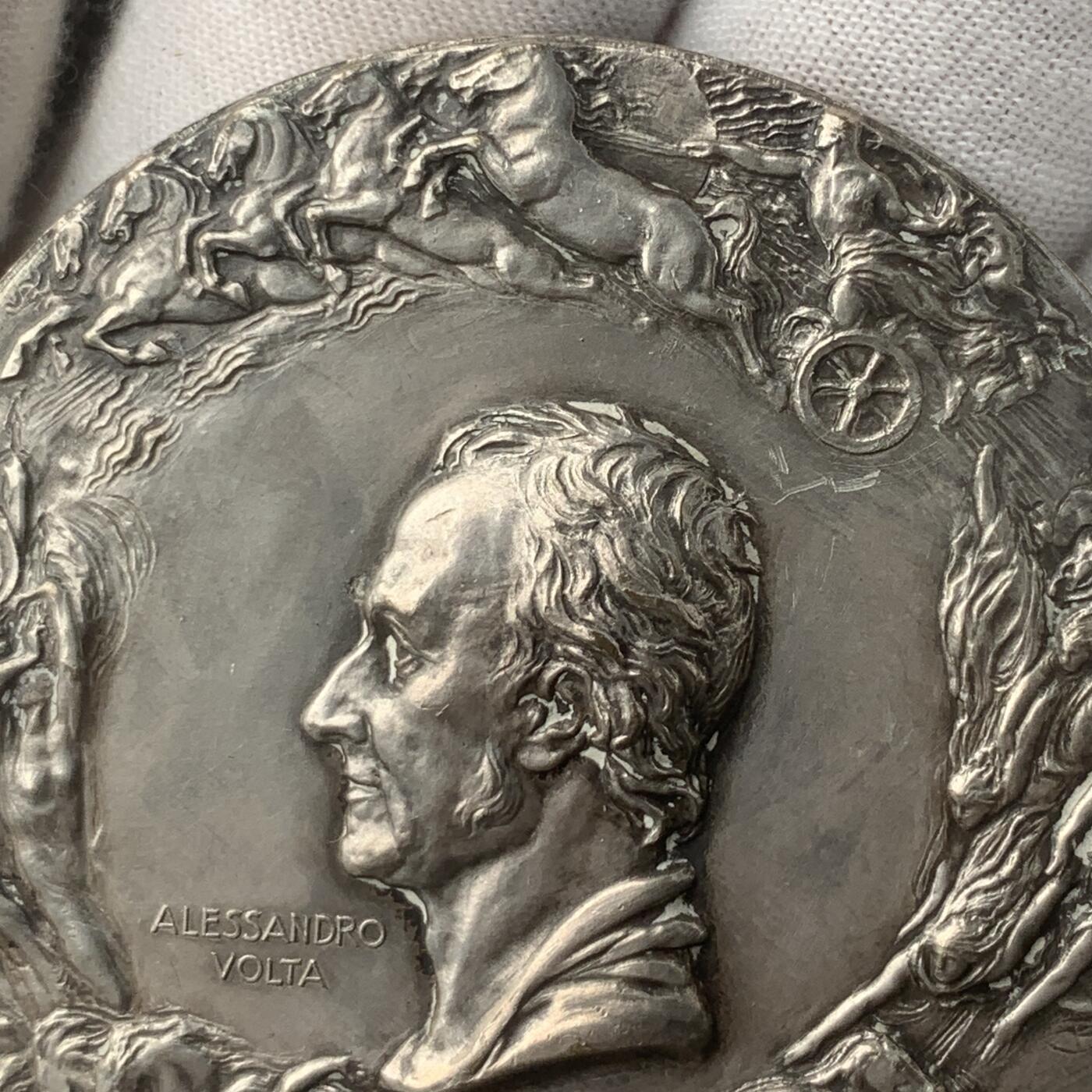 掌中浮雕-藏着的欧洲第053场 1927年意大利物理学家伏特逝世100周年镀银铜章 G.Lonazzi雕刻，59mm, (边缘无磕碰，仅一处漏铜，如图）