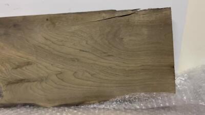 零元拍：NO.38 乌木金丝楠 绿阴沉山峰纹 做牌子，干泡台，无需打磨就已经金光闪闪。满金丝药香，尺寸约：66.5/19/3.4CM。