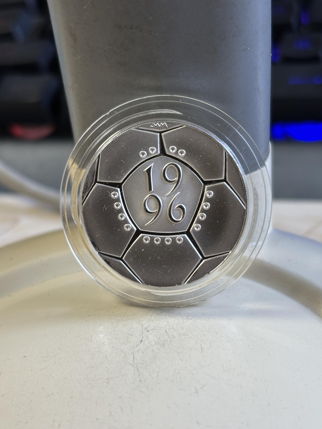 第192期拍卖 英国1996年欧洲杯足球2英镑精制纪念银币，15.98克，925银，发行50000枚