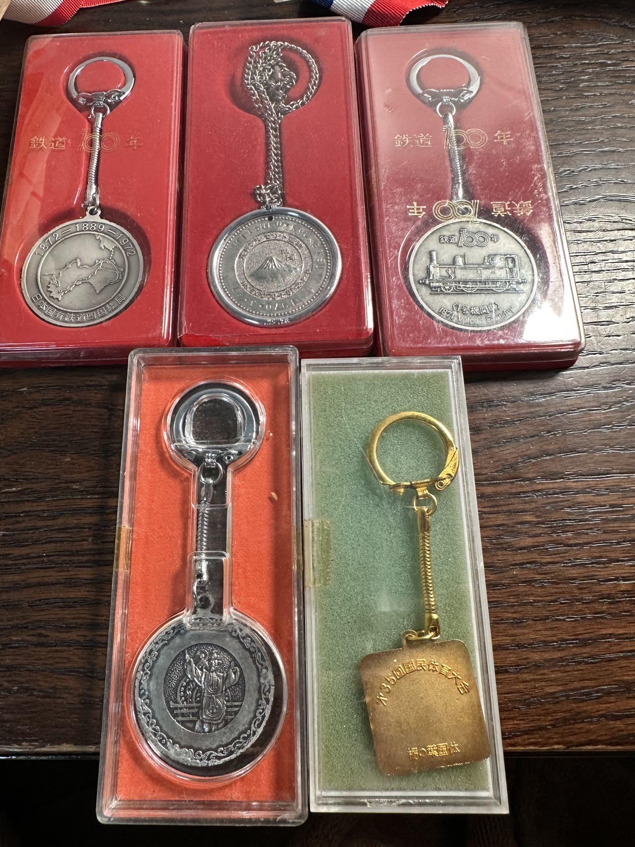 蒂克钱币-第59场 日本企业章 徽章拍卖 铁道百年 70‘世博 等钥匙链5个