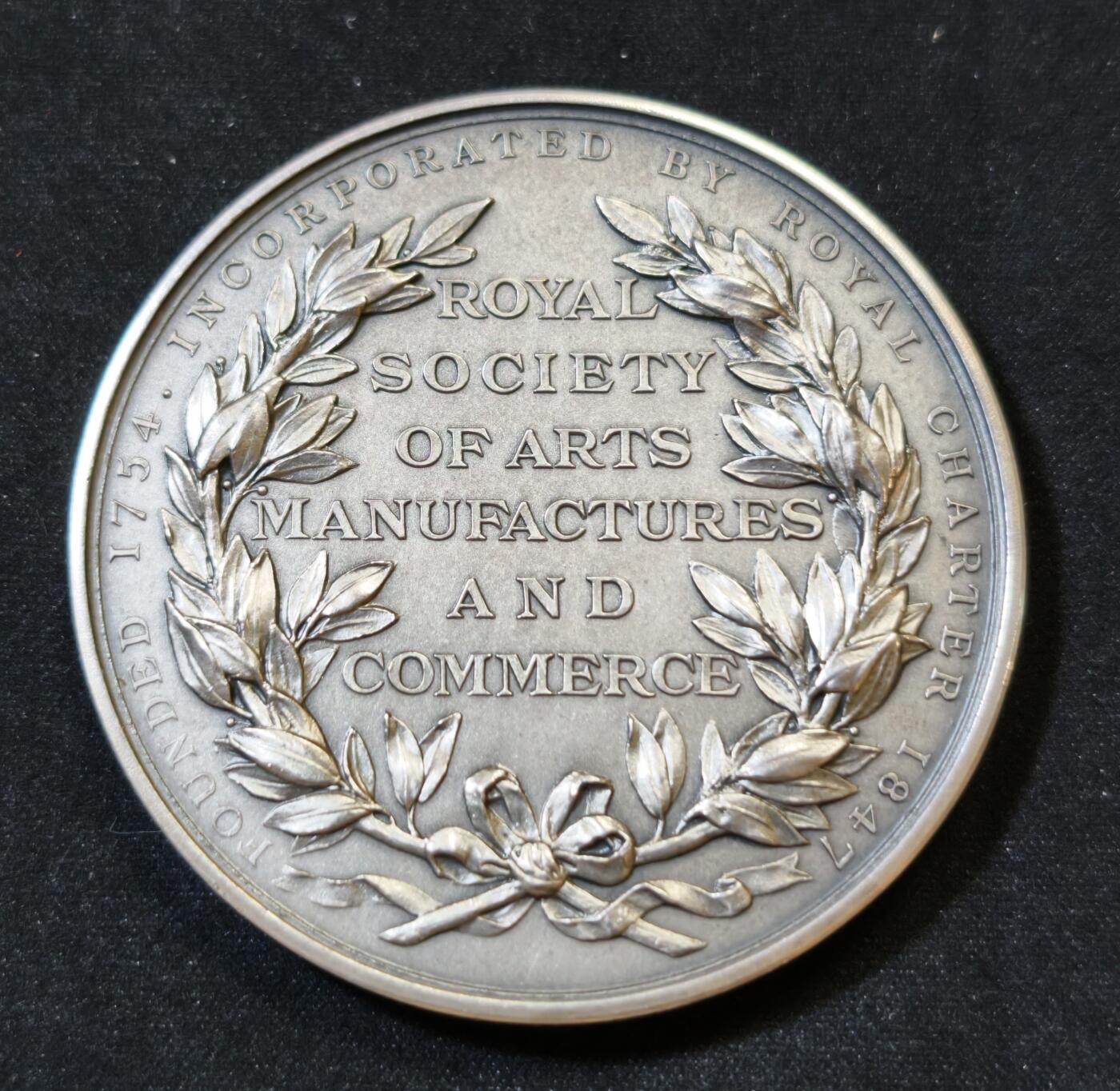 甄臻铺-世界币章拍卖（第53期），甄品场拍品征集中，送拍享返佣金等优惠多多 1930年英国皇家艺术协会（RSA）西班牙语高级考试纪念银章，乔治五世国王肖像，带原装红皮盒，直径56毫米，重90克，品相完美，包浆自然