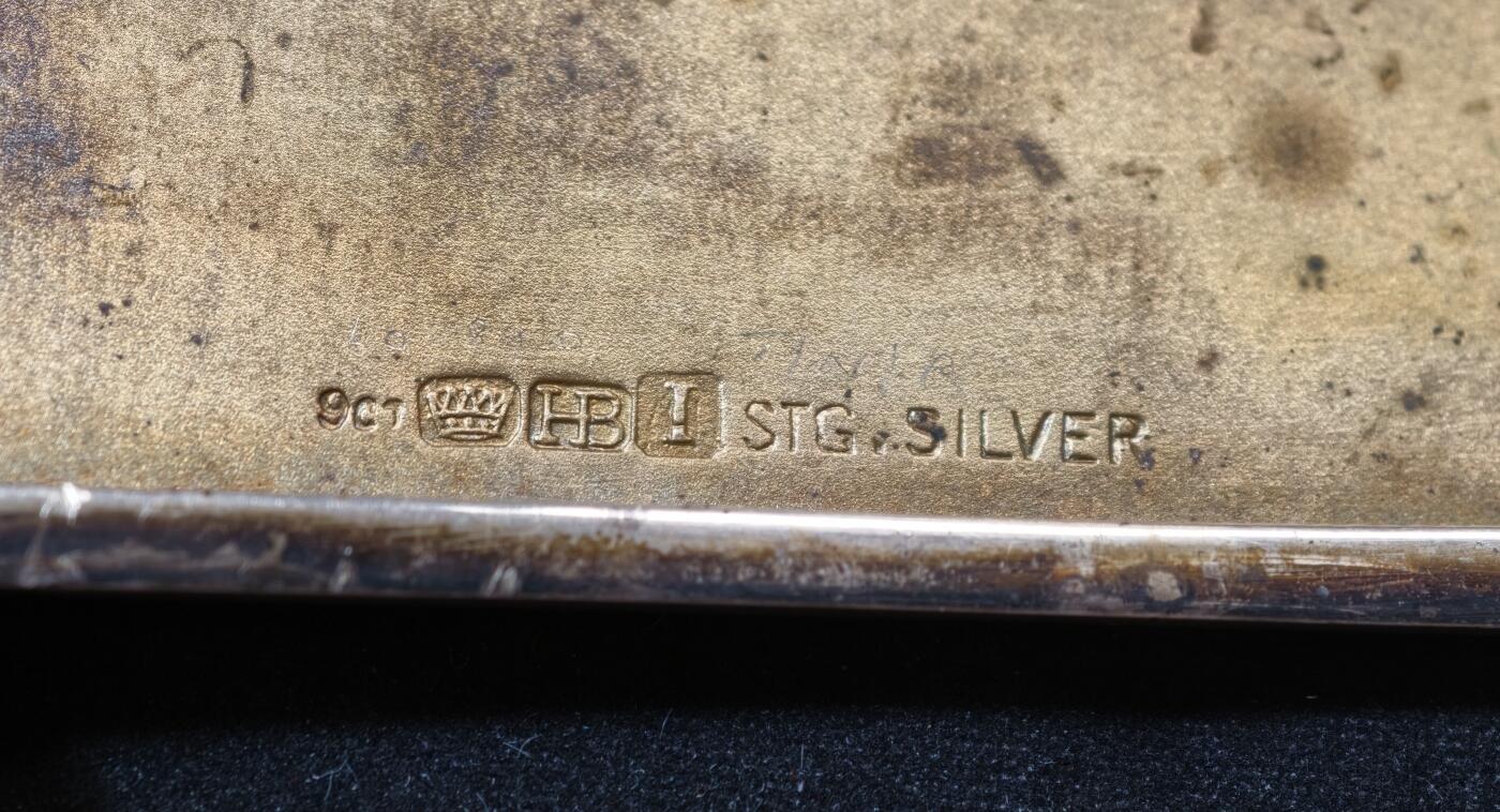 甄臻铺-世界币章拍卖（第53期），甄品场拍品征集中，送拍享返佣金等优惠多多 澳大利亚新南威尔士古董纯银嵌9k实金烟盒，澳大利亚新南威尔士纯银标记和9k金标记清晰齐全，1939年出品，925纯银。长7.6厘米，宽7厘米，重121.3克。盒面双面玑镂纹，精美大方，嵌9k金几何图标，并有原主人名Jevry铭刻。总体品相佳，能装7支短烟