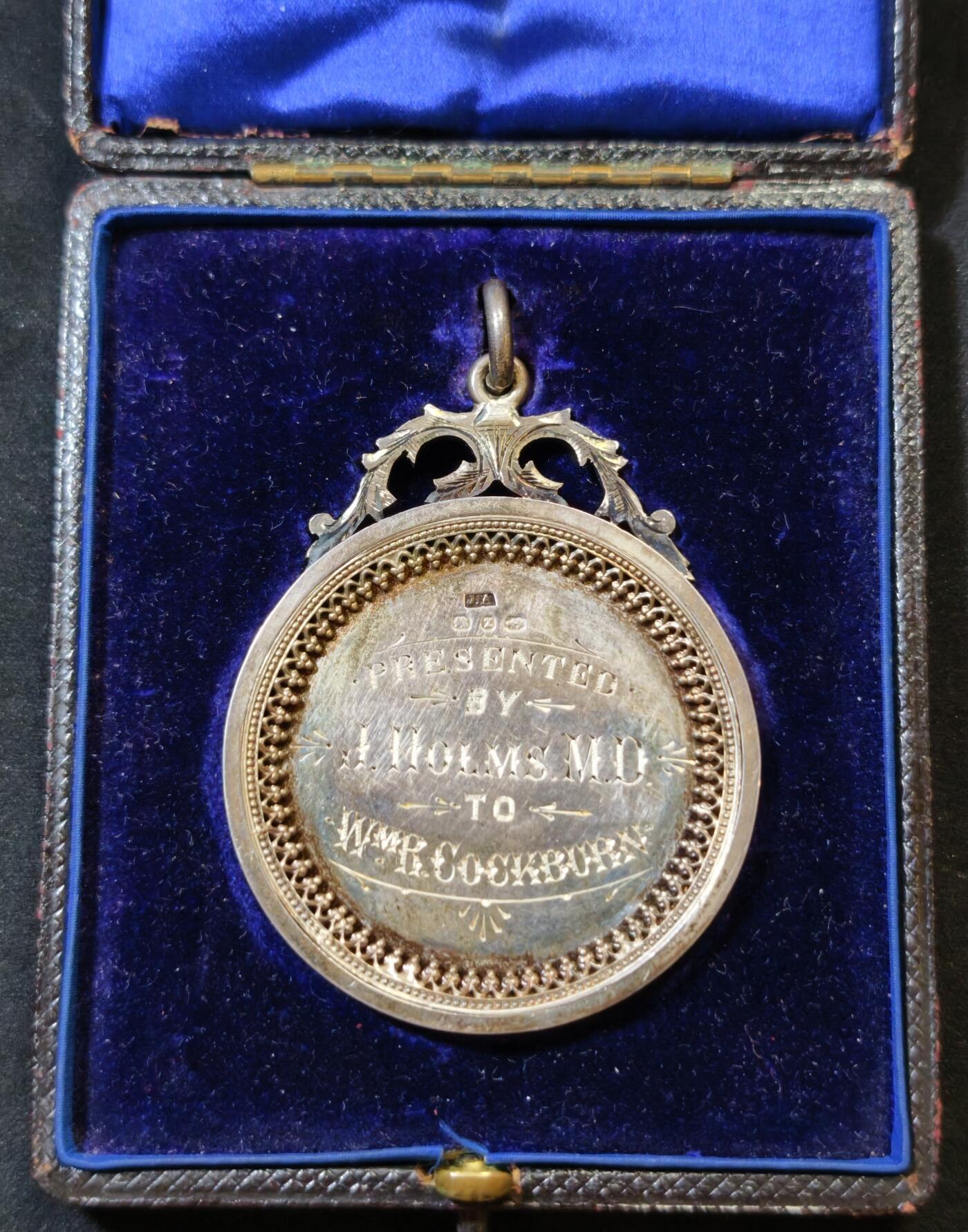 甄臻铺-世界币章拍卖（第53期），甄品场拍品征集中，送拍享返佣金等优惠多多 1901年英国威廉·巴伯·巴伯学院（Wm. B. Barbour Academy, Paisley）颁发的银质奖章，带原装皮盒，奖章圆圈部分直径47.3毫米，重31.7克，不算吊环总高61.1毫米，复杂银匠工艺的典范，底部有英国伦敦银匠标记“S&G”，年份清晰，保存完好