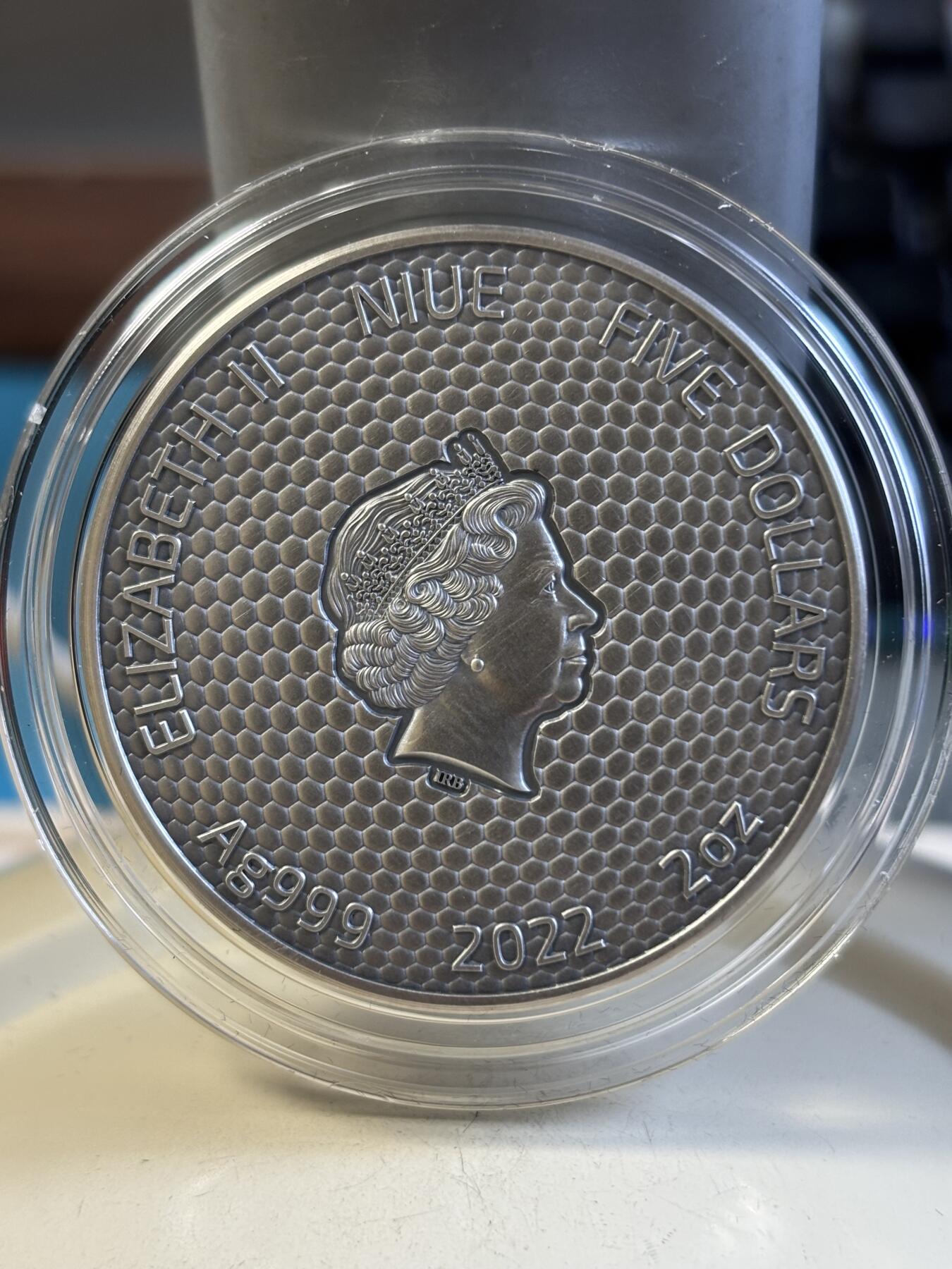 第192期拍卖 纽埃2022年微距昆虫系列螳螂2盎司仿古纪念彩银币，999银，发行500枚