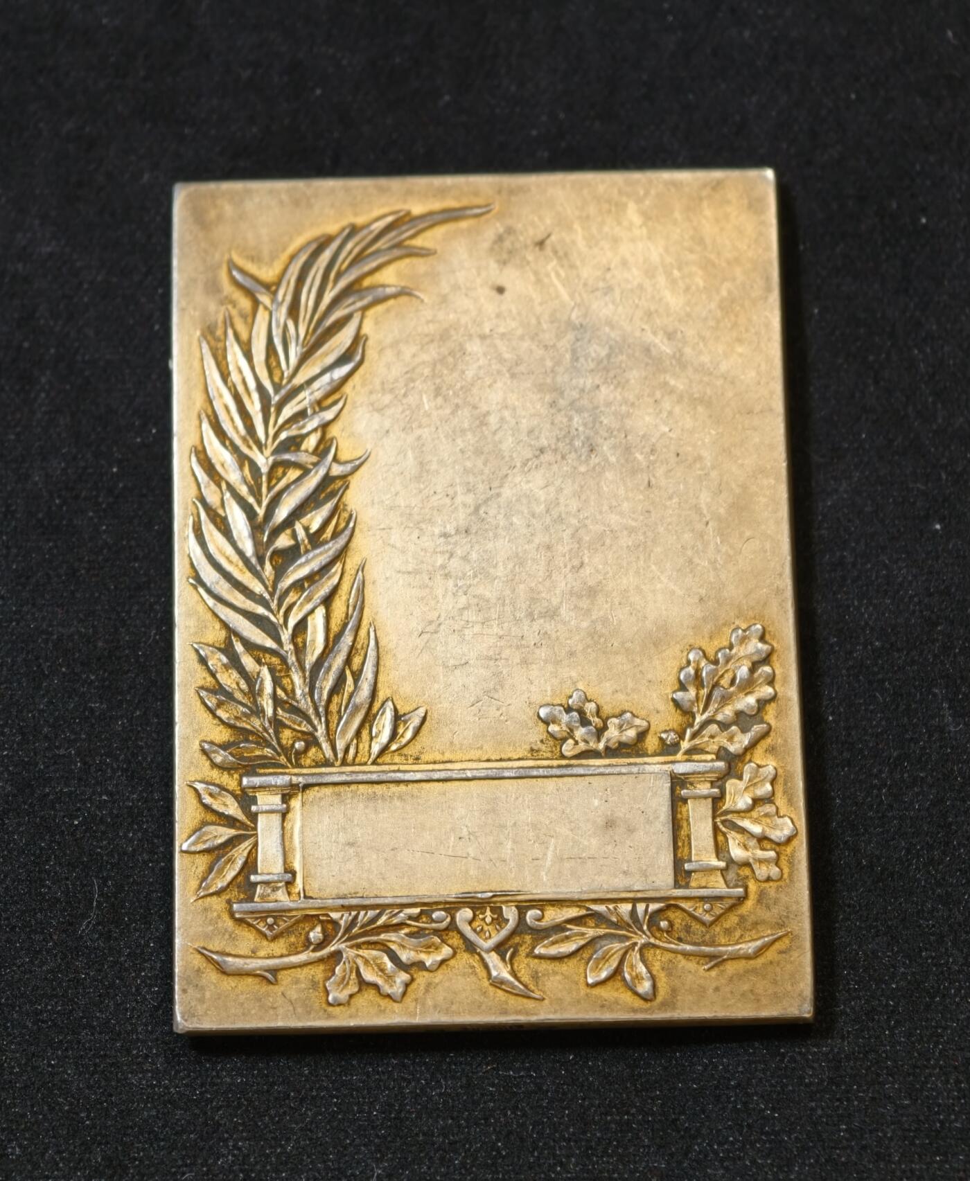 甄臻铺-世界币章拍卖（第53期），甄品场拍品征集中，送拍享返佣金等优惠多多 19世纪法国吉伦特省《小吉伦特报》镀金纪念银章，重46.55克，尺寸50.7毫米 x 35.5毫米，菱形厂标，野猪头ARGENT边铭，正面帆船图案，背面橄榄枝和花环装饰，刻有