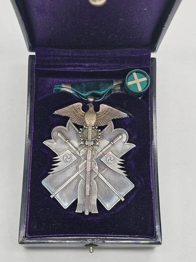 战时七级金鵄勋章，纯银章体，鸟首部鎏金，专门授予有战功人员，无战功皇族也不能授予，极美品，配原装黑漆木盒，金字抗战收藏铭记历史 - 战时七级金鵄勋章，纯银章体，鸟首部鎏金，专门授予有战功人员，无战功皇族也不能授予，极美品，配原装黑漆木盒，金字抗战收藏铭记历史