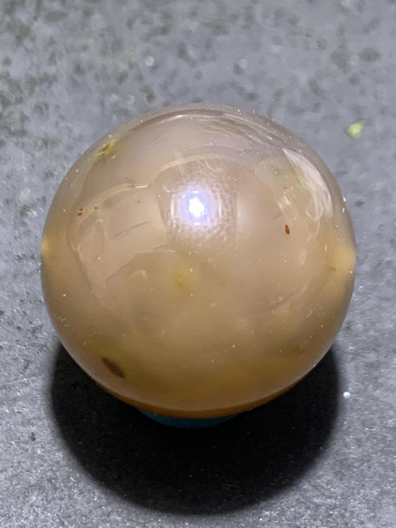 精美高润度冻料飘黄战国红玛圆珠一个，