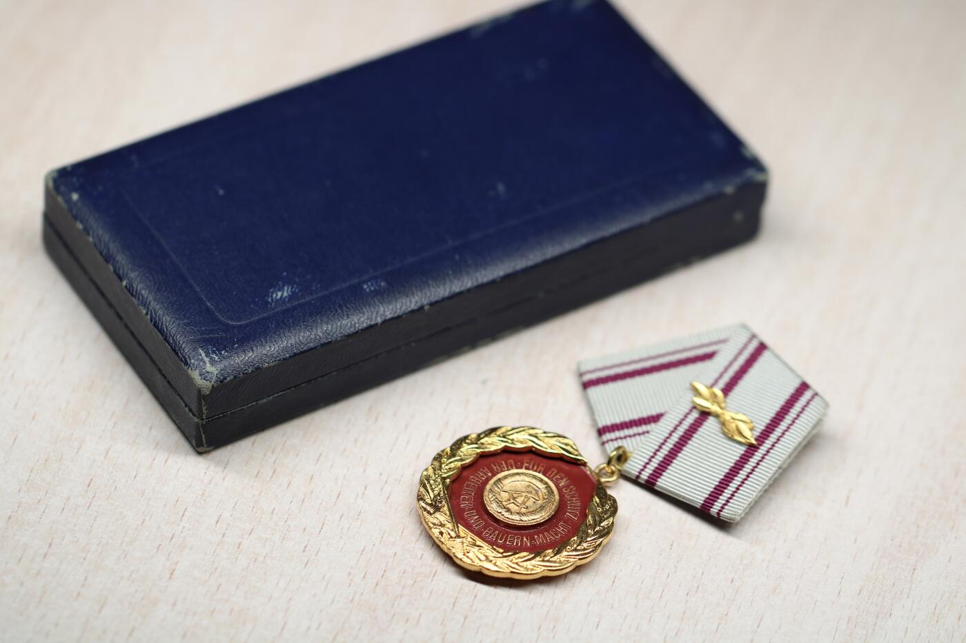 大猫徽章拍卖 第289期 东德民防部队功勋成员荣誉称号 1977年10月25日设立，授予民防部队成员和志愿者 表彰他们在提高民防战备方面确定的杰出成就和特殊功绩 以及多年来模范履行职责 每年5个名额