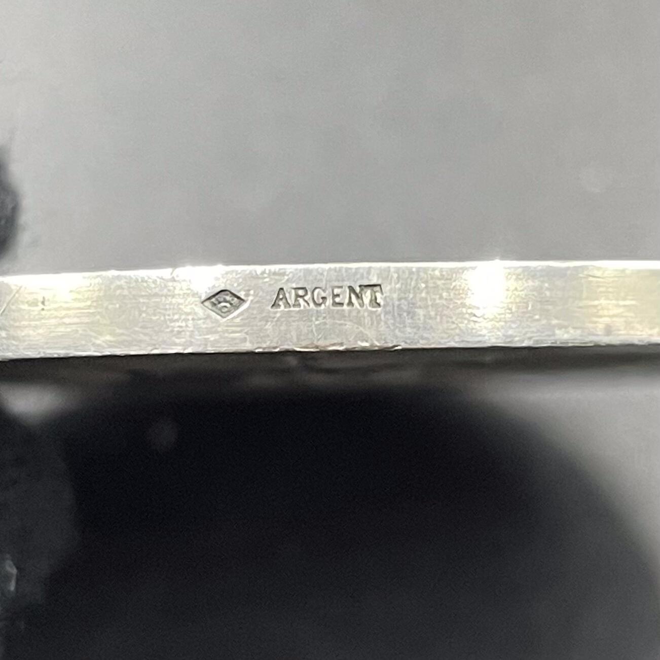 「木头集藏」章牌专场-第69场 1935年法国鲁贝商事法庭银奖章，直径：57 mm，75.1 g，边铭：菱形厂标 ARGENT，正面将代表商业的双蛇杖与象征公平的天平刻画在一起，代表着商事法庭在商业活动中维护公平与秩序的职责，背面刻字介绍获奖人Eugène Rasson 21年的职业生涯。少见银章，品相不错