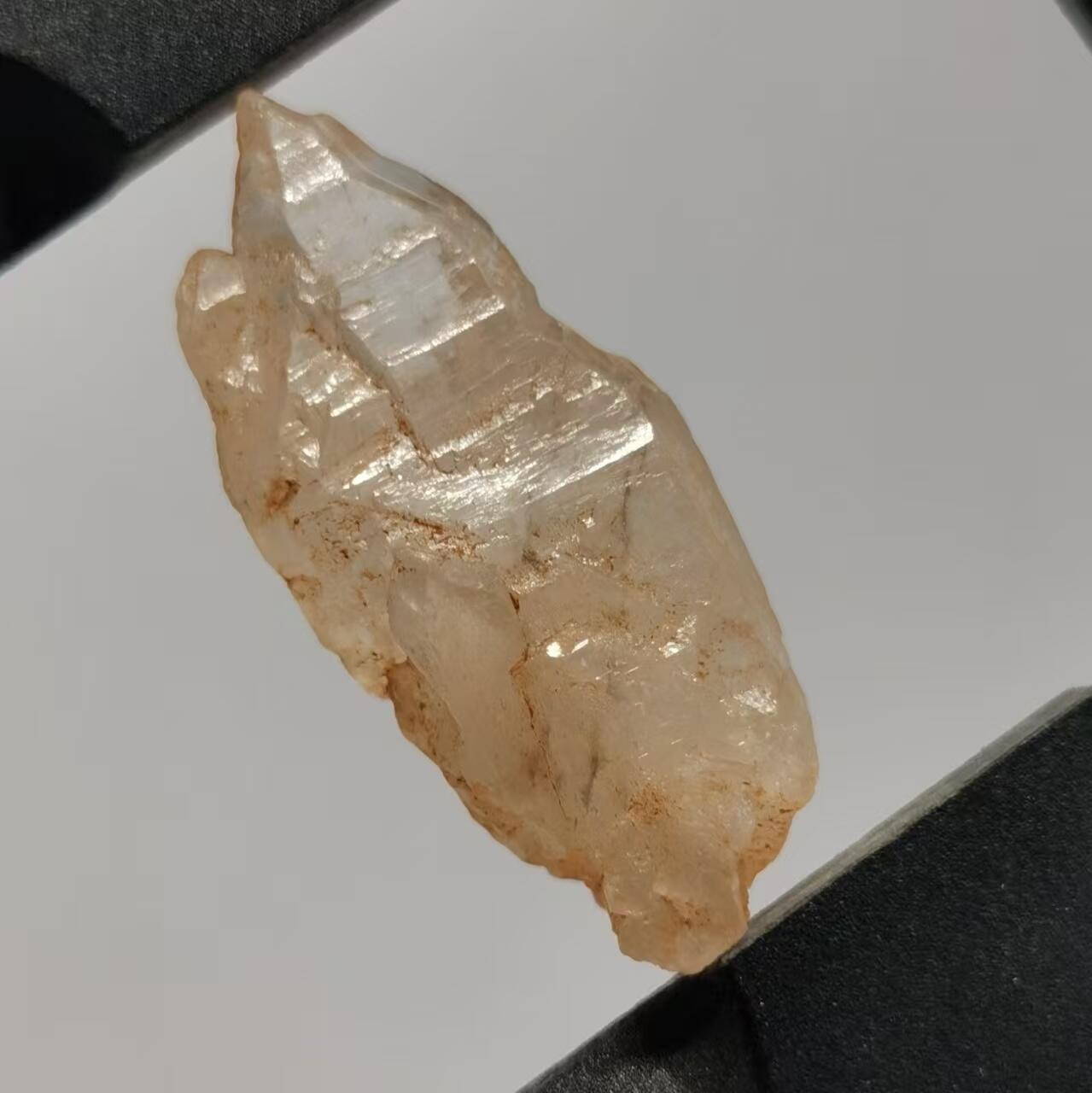 七河·世界世界币章杂件小拍（总第40期） 藏家出品 X740（1）马达加斯加红泥油胆水晶原石矿标 盒子矿 本件拍品由合作藏家邮寄