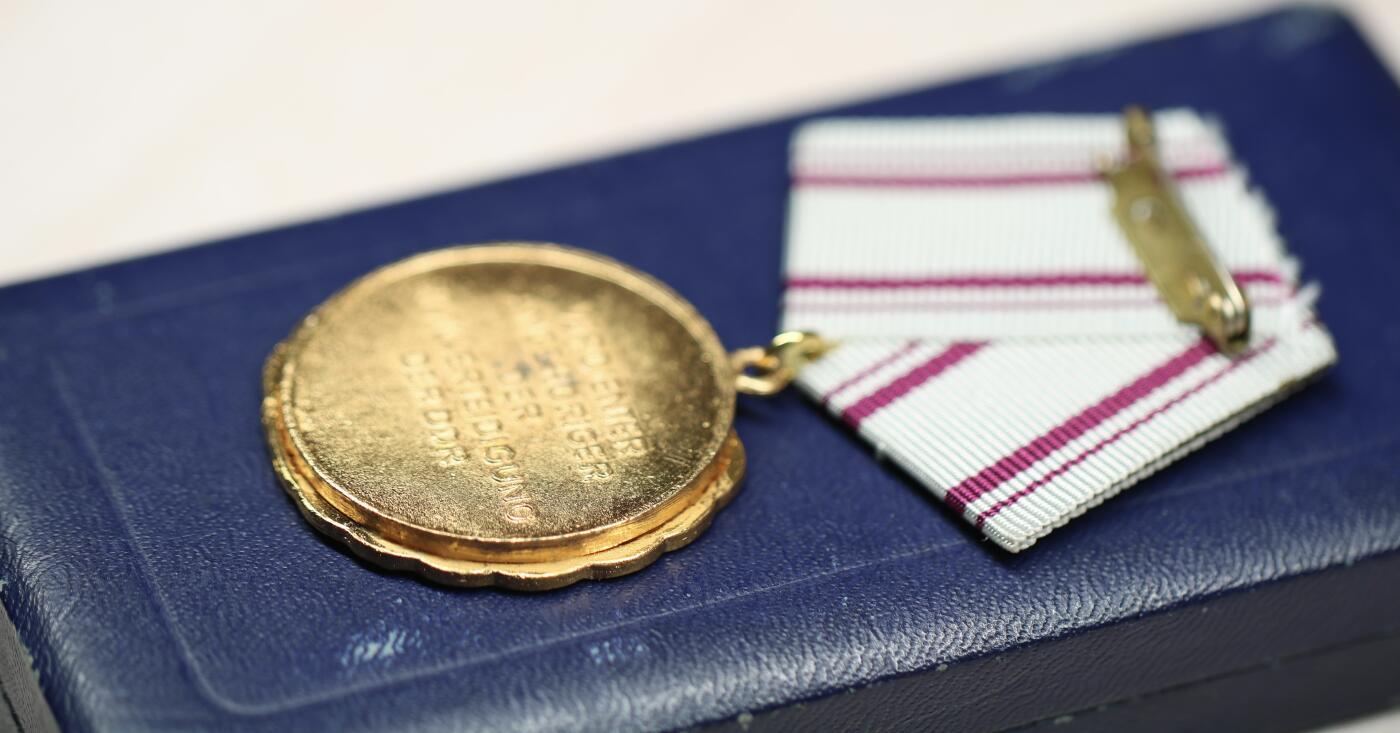 大猫徽章拍卖 第289期 东德民防部队功勋成员荣誉称号 1977年10月25日设立，授予民防部队成员和志愿者 表彰他们在提高民防战备方面确定的杰出成就和特殊功绩 以及多年来模范履行职责 每年5个名额