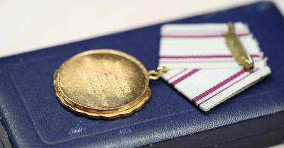 大猫徽章拍卖 第289期 东德民防部队功勋成员荣誉称号 1977年10月25日设立，授予民防部队成员和志愿者 表彰他们在提高民防战备方面确定的杰出成就和特殊功绩 以及多年来模范履行职责 每年5个名额