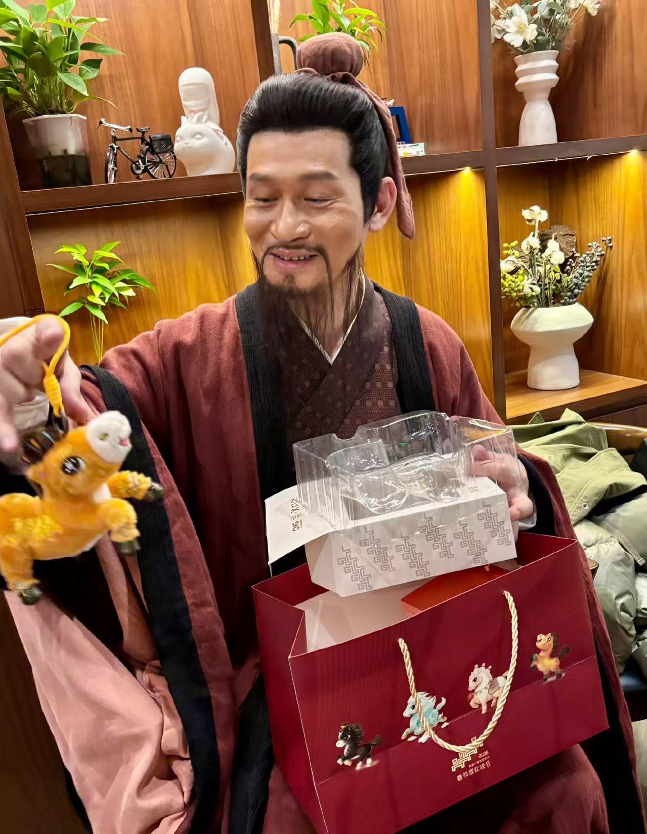 零元拍：金风送爽，东篱菊香，2026马年春晚《贺花神》九月菊花花神余皑磊老师亲签菊花花神春帖。