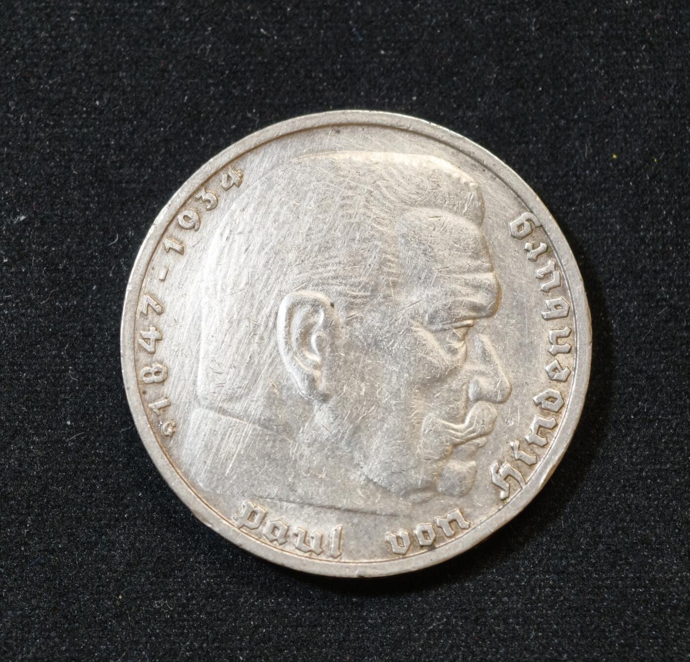 甄臻铺-世界币章拍卖（第53期），甄品场拍品征集中，送拍享返佣金等优惠多多 德国兴登堡 五马克 万字 1939年 G厂 这个厂和年份发行量不多算个小特年吧，细节见图